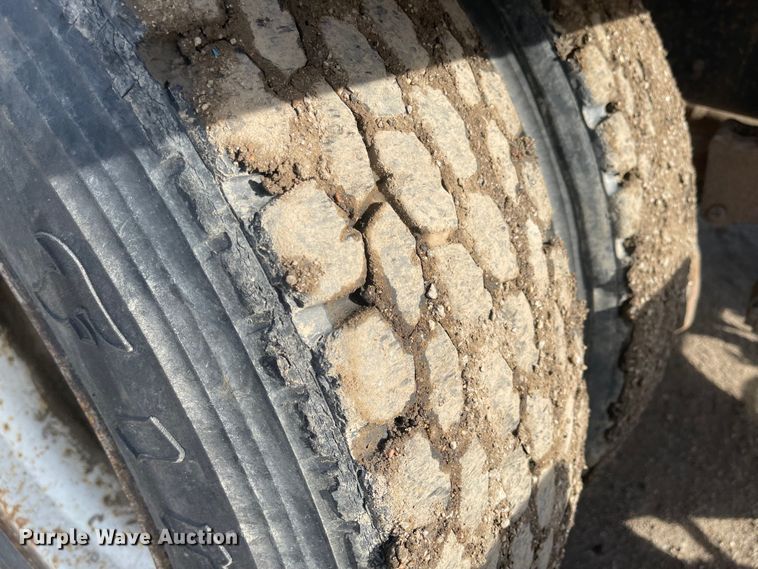 image for item DN7429 1987 International F2275  semi truck