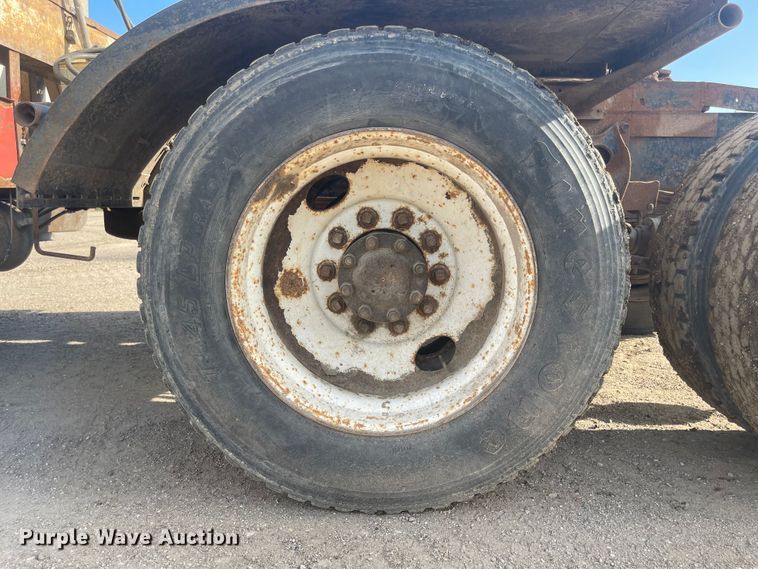 image for item DN7429 1987 International F2275  semi truck