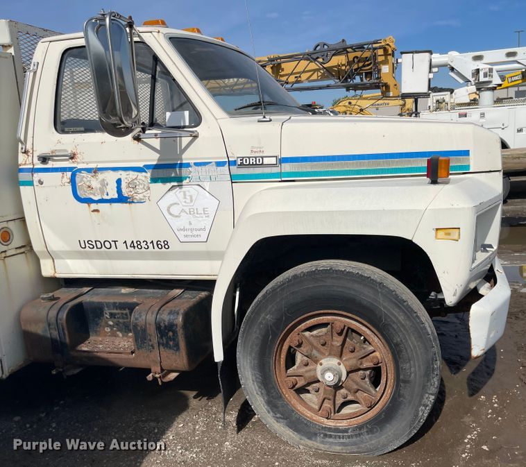 image for item DN7431 1984 Ford F700  utility / service truck
