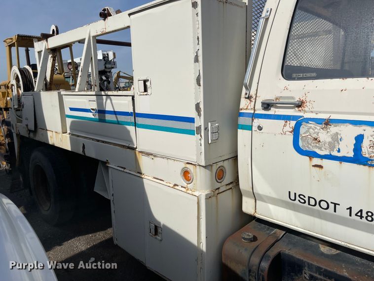 image for item DN7431 1984 Ford F700  utility / service truck