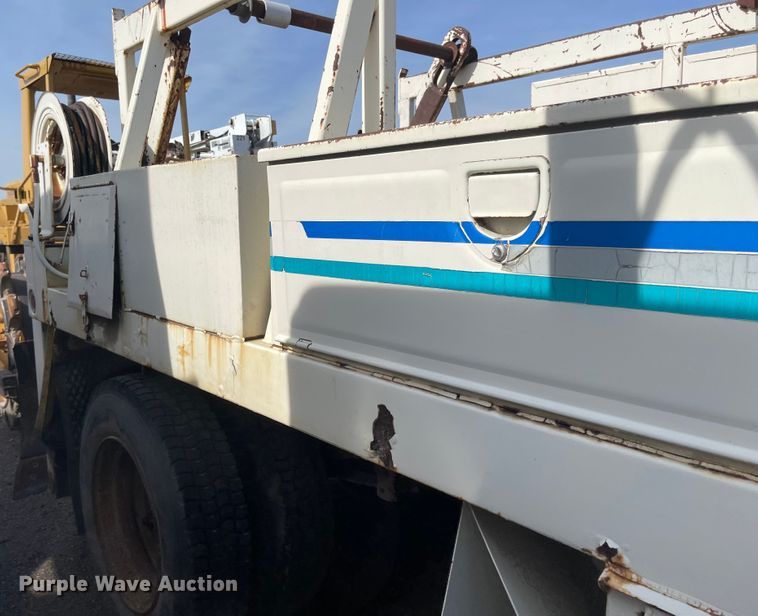 image for item DN7431 1984 Ford F700  utility / service truck