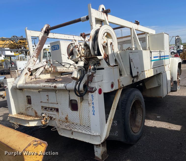 image for item DN7431 1984 Ford F700  utility / service truck