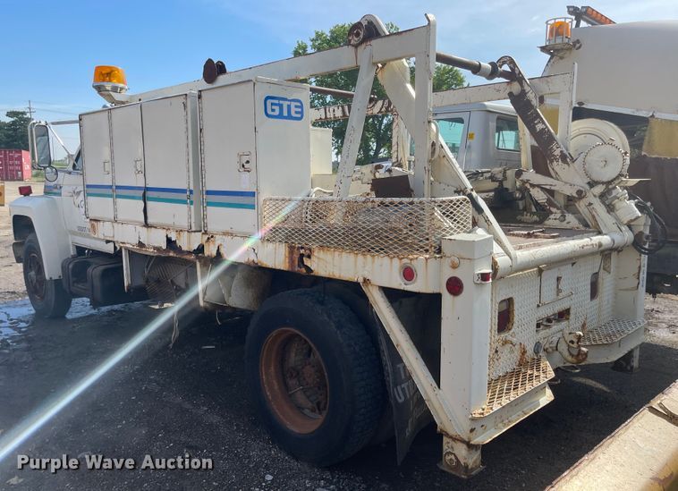 image for item DN7431 1984 Ford F700  utility / service truck