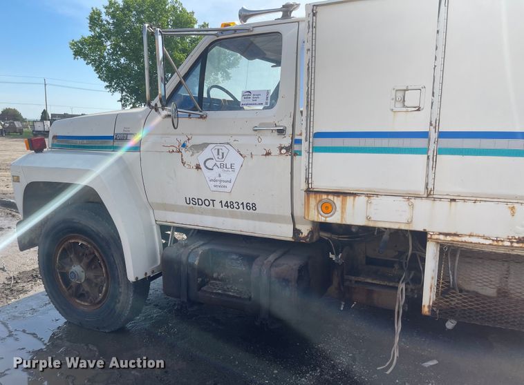 image for item DN7431 1984 Ford F700  utility / service truck