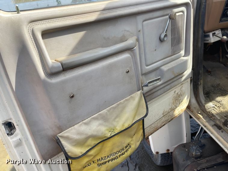 image for item DN7431 1984 Ford F700  utility / service truck