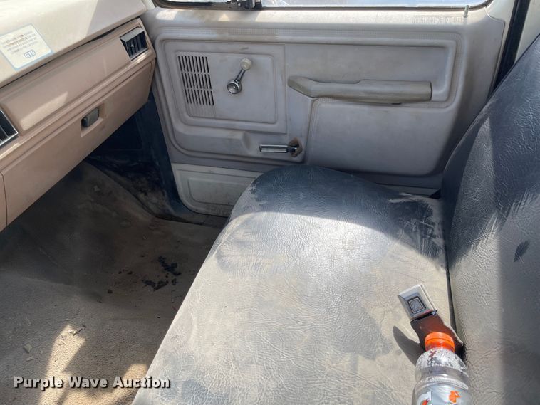 image for item DN7431 1984 Ford F700  utility / service truck