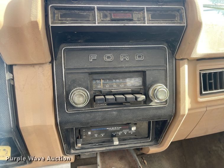 image for item DN7431 1984 Ford F700  utility / service truck