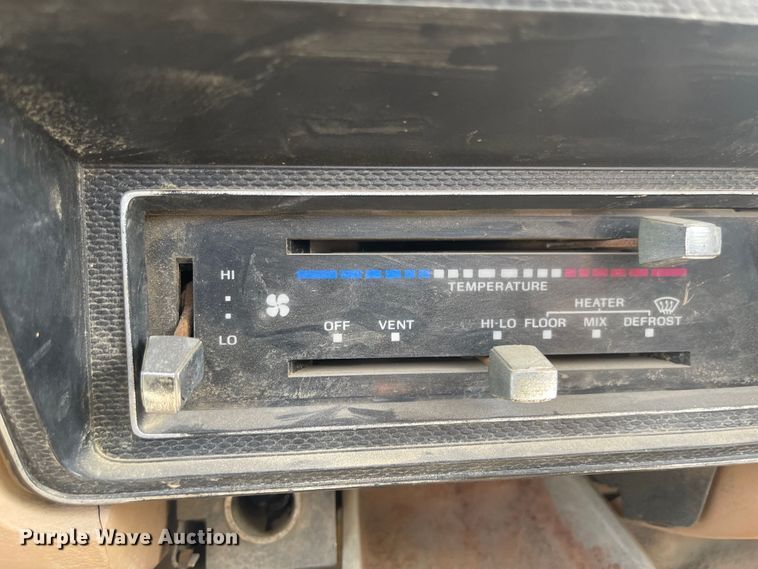 image for item DN7431 1984 Ford F700  utility / service truck