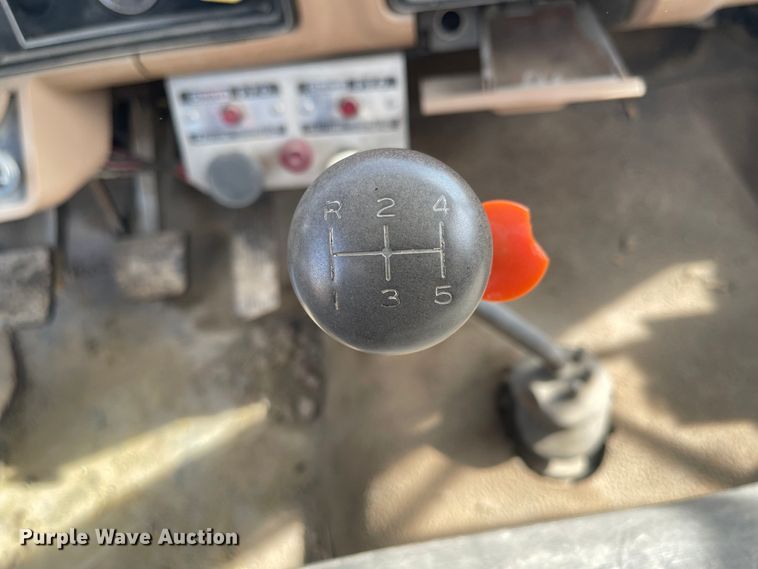 image for item DN7431 1984 Ford F700  utility / service truck