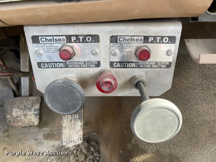 image for item DN7431 1984 Ford F700  utility / service truck