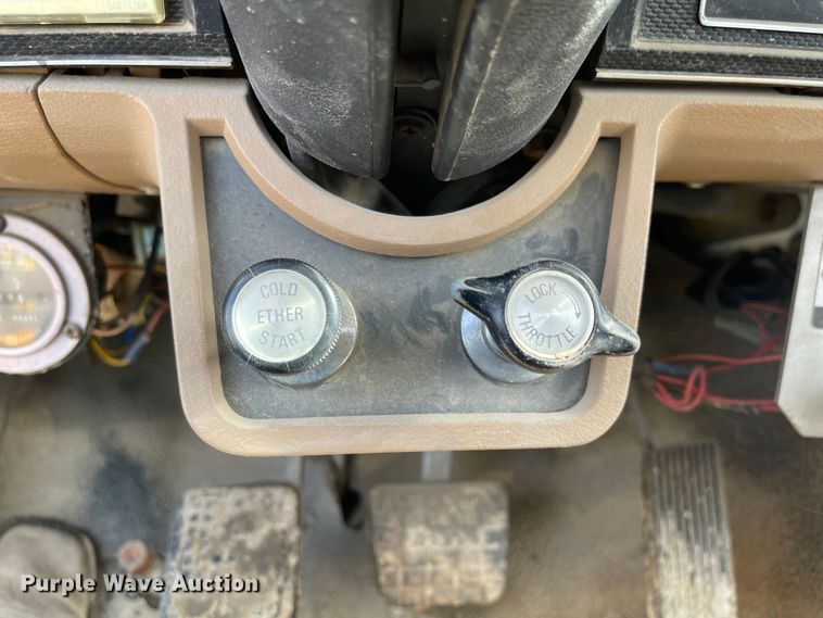 image for item DN7431 1984 Ford F700  utility / service truck