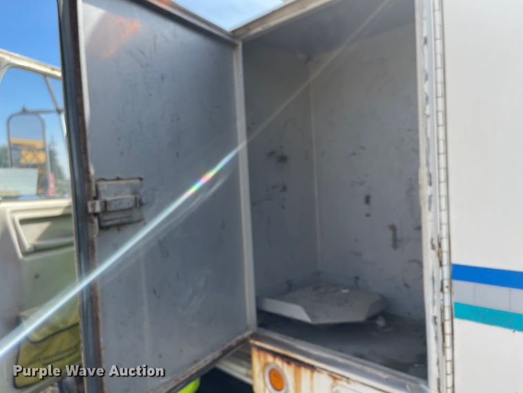image for item DN7431 1984 Ford F700  utility / service truck