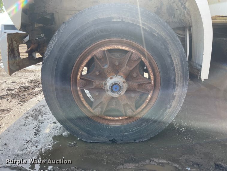 image for item DN7431 1984 Ford F700  utility / service truck
