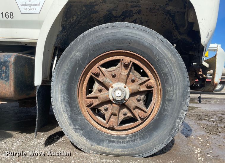 image for item DN7431 1984 Ford F700  utility / service truck