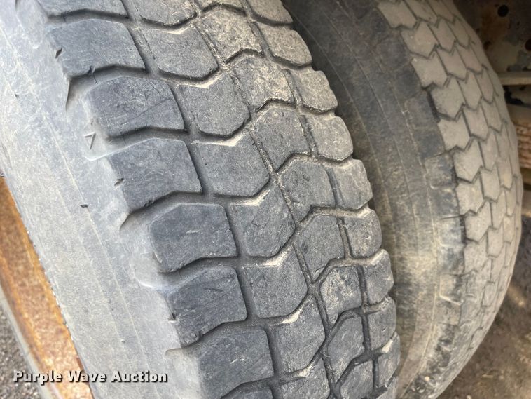 image for item DN7431 1984 Ford F700  utility / service truck