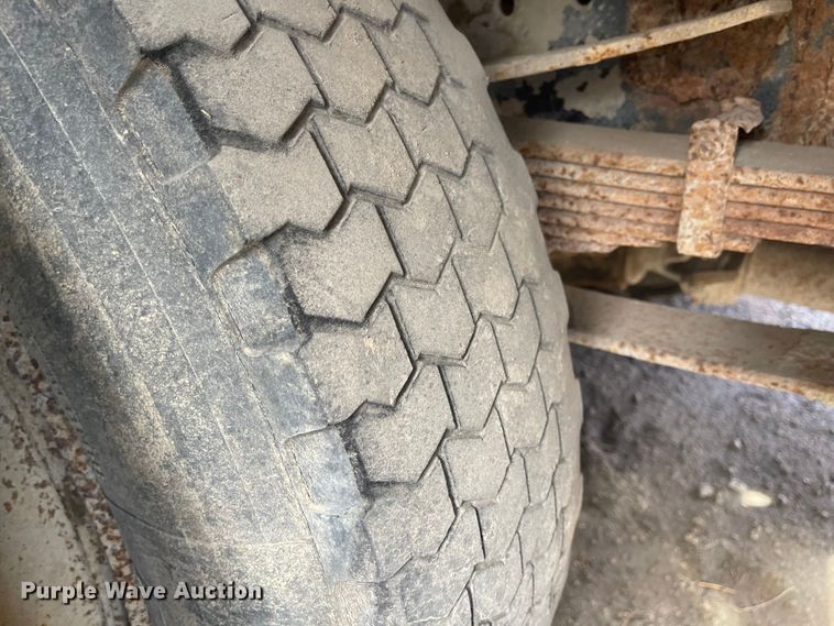 image for item DN7431 1984 Ford F700  utility / service truck