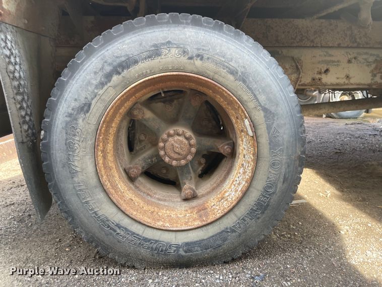 image for item DN7431 1984 Ford F700  utility / service truck