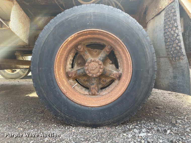 image for item DN7431 1984 Ford F700  utility / service truck