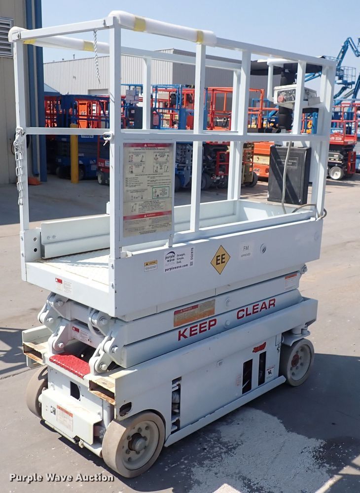 image for item DQ2876 1995 Snorkel 8L-15  scissor lift