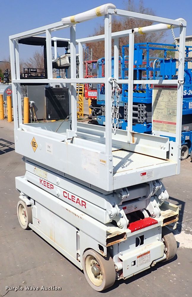 image for item DQ2876 1995 Snorkel 8L-15  scissor lift