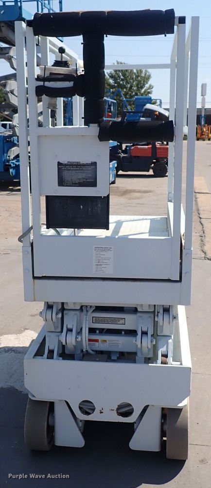 image for item DQ2876 1995 Snorkel 8L-15  scissor lift