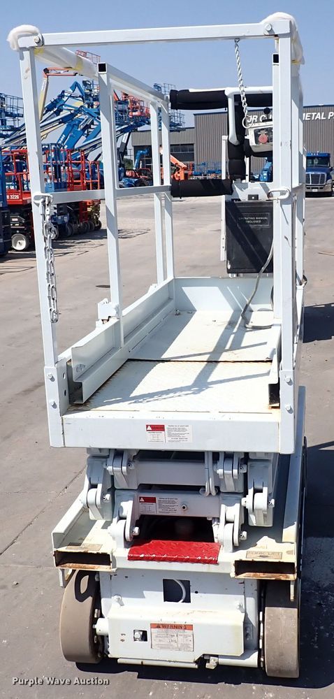 image for item DQ2876 1995 Snorkel 8L-15  scissor lift