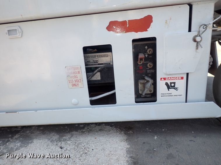 image for item DQ2876 1995 Snorkel 8L-15  scissor lift