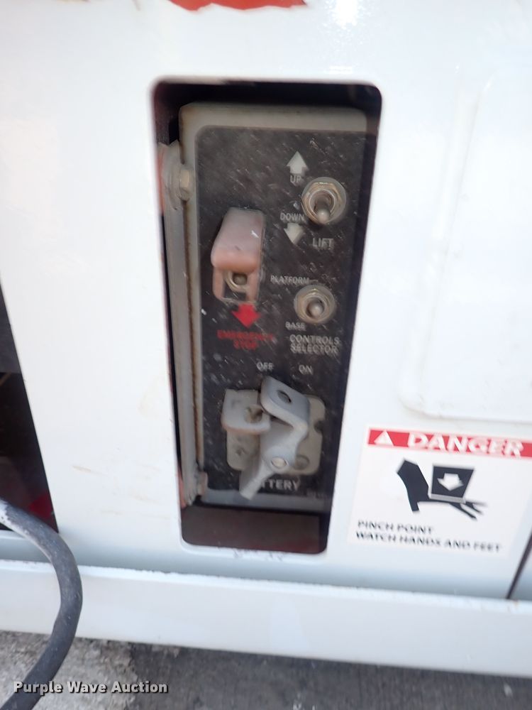 image for item DQ2876 1995 Snorkel 8L-15  scissor lift