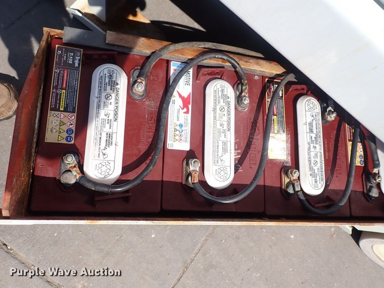 image for item DQ2876 1995 Snorkel 8L-15  scissor lift