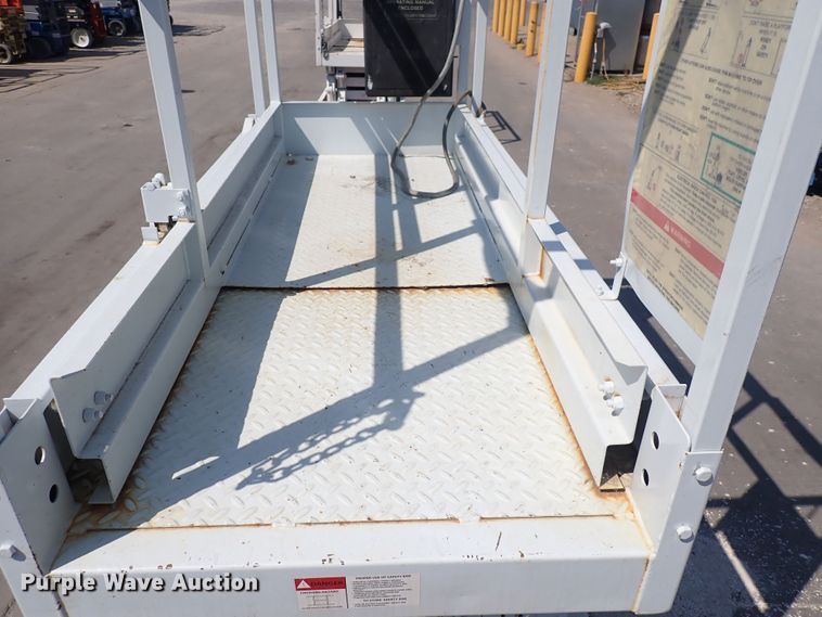 image for item DQ2876 1995 Snorkel 8L-15  scissor lift