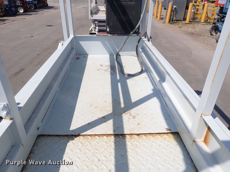 image for item DQ2876 1995 Snorkel 8L-15  scissor lift