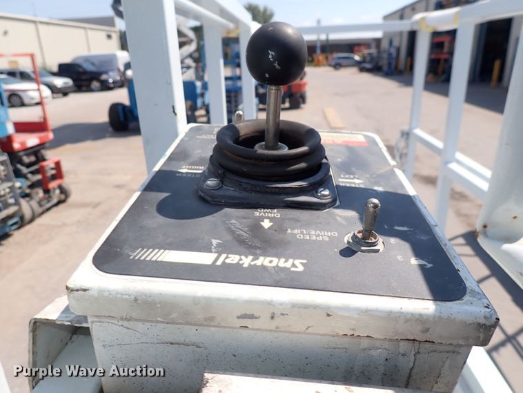 image for item DQ2876 1995 Snorkel 8L-15  scissor lift