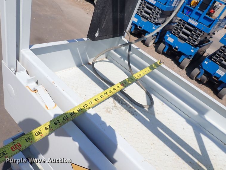 image for item DQ2876 1995 Snorkel 8L-15  scissor lift