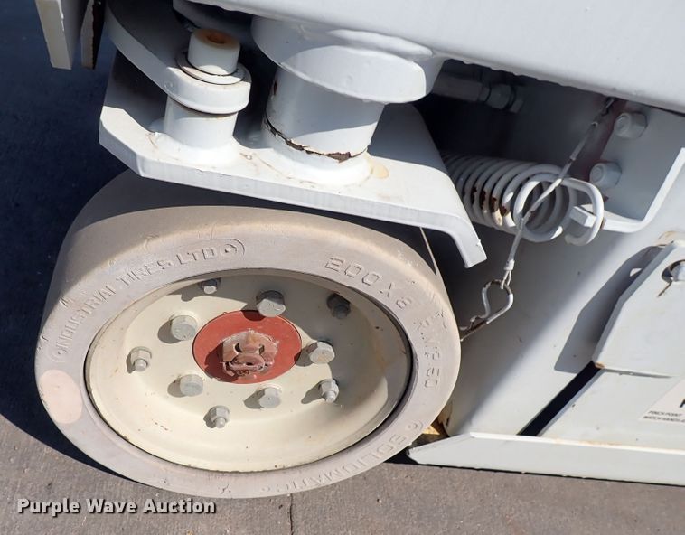 image for item DQ2876 1995 Snorkel 8L-15  scissor lift