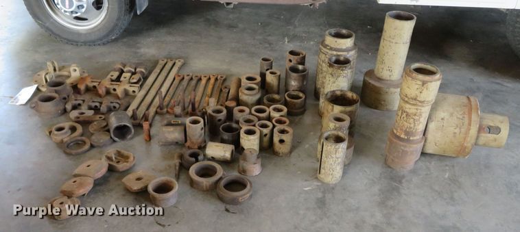 image for item DR0105 Caterpillar  final drive puller tools