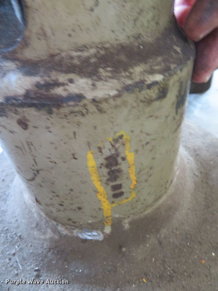 image for item DR0105 Caterpillar  final drive puller tools