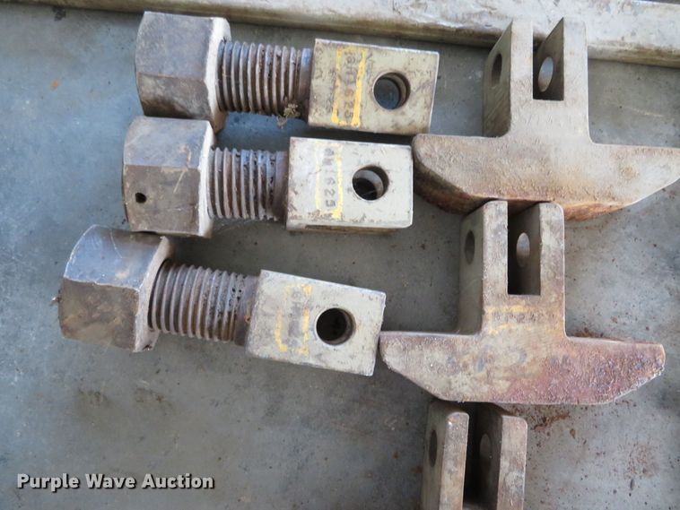 image for item DR0105 Caterpillar  final drive puller tools