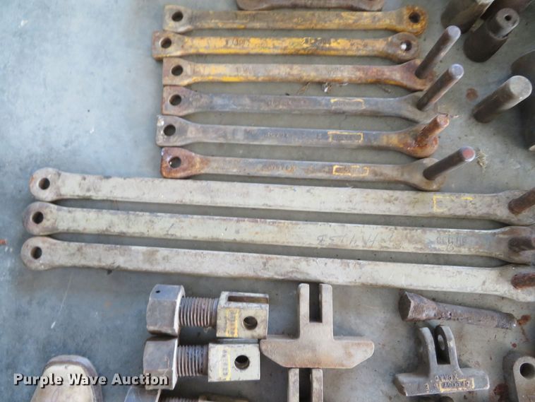 image for item DR0105 Caterpillar  final drive puller tools