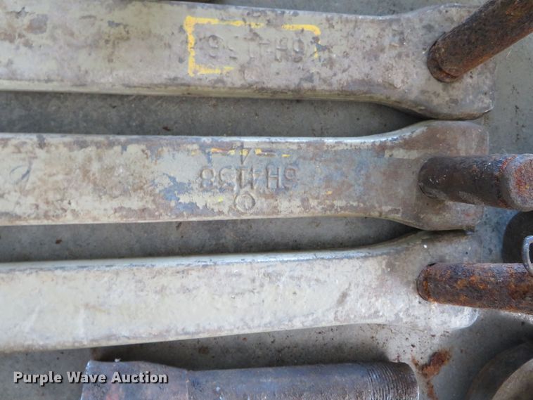 image for item DR0105 Caterpillar  final drive puller tools