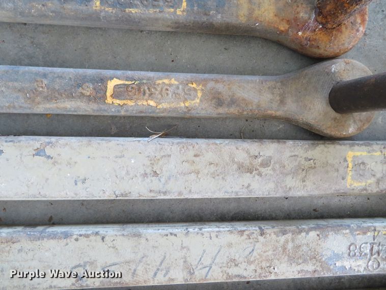 image for item DR0105 Caterpillar  final drive puller tools