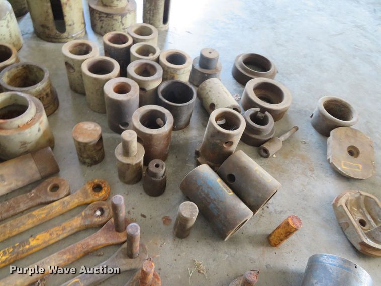 image for item DR0105 Caterpillar  final drive puller tools