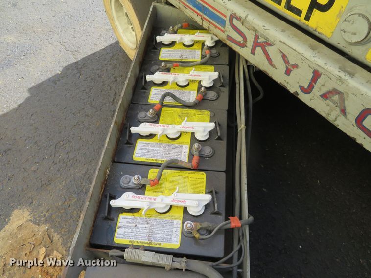 image for item DR0116 2000 Skyjack SJIII 4626  scissor lift