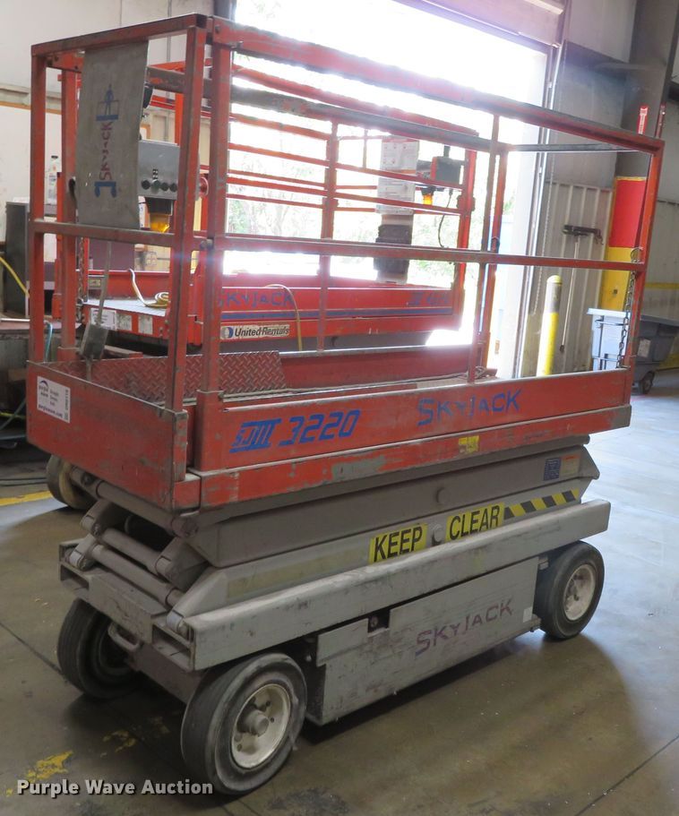 image for item DR0119 1997 Skyjack SJIII 3220  scissor lift