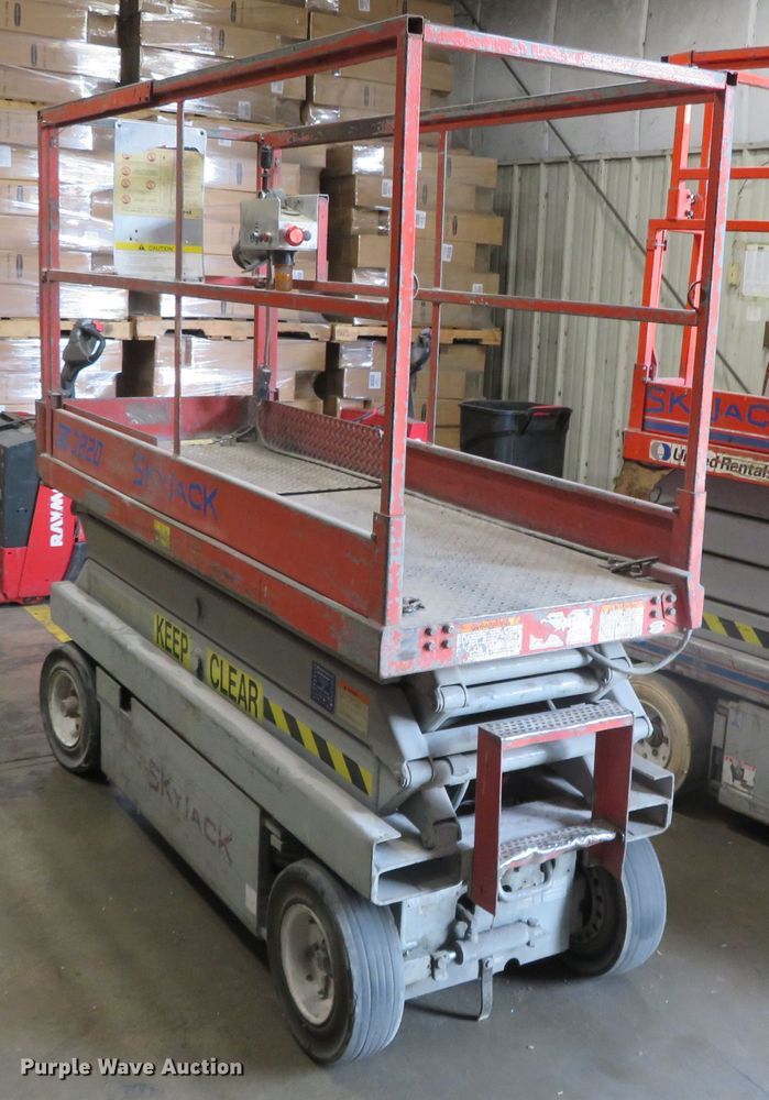 image for item DR0119 1997 Skyjack SJIII 3220  scissor lift