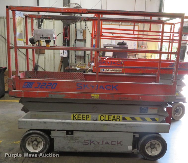 image for item DR0119 1997 Skyjack SJIII 3220  scissor lift