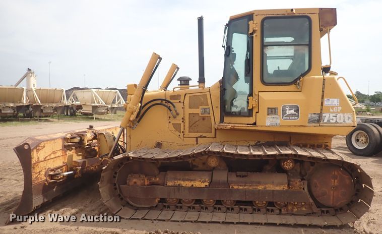 image for item DS7074 1999 John Deere 750C LGP  dozer