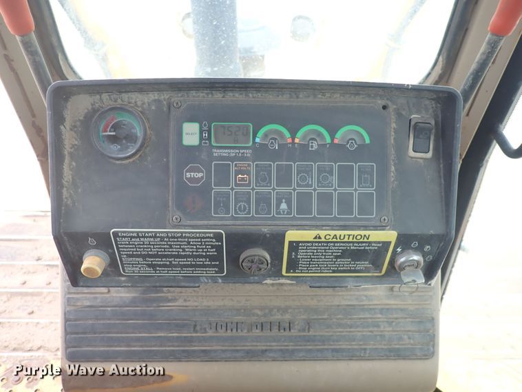 image for item DS7074 1999 John Deere 750C LGP  dozer