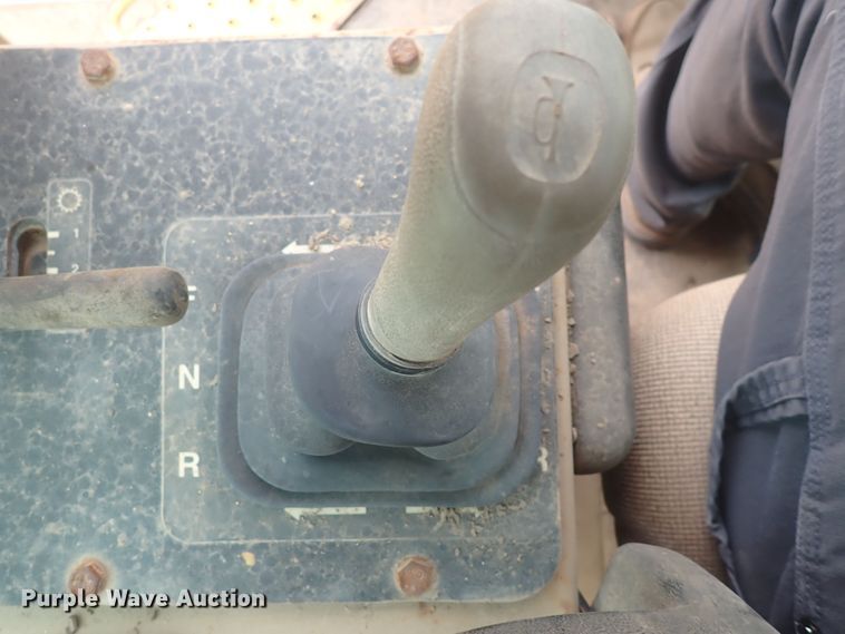 image for item DS7074 1999 John Deere 750C LGP  dozer