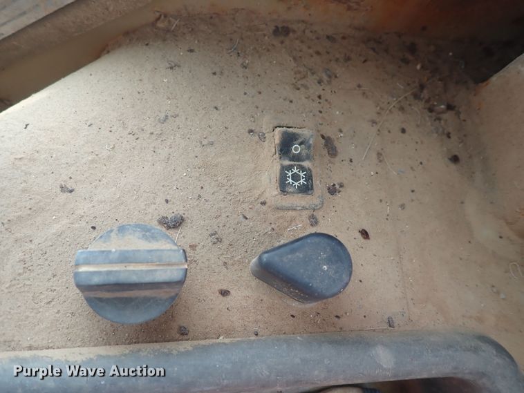 image for item DS7074 1999 John Deere 750C LGP  dozer