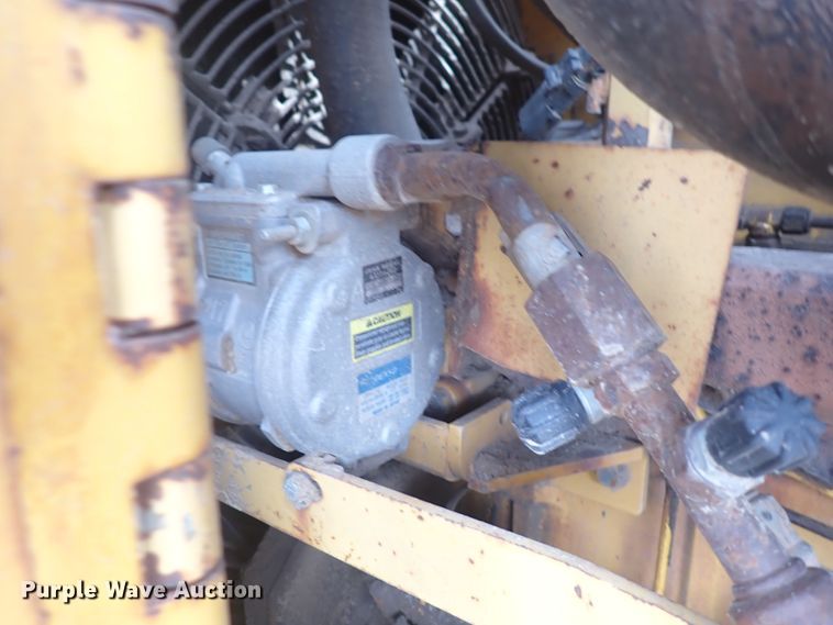 image for item DS7074 1999 John Deere 750C LGP  dozer